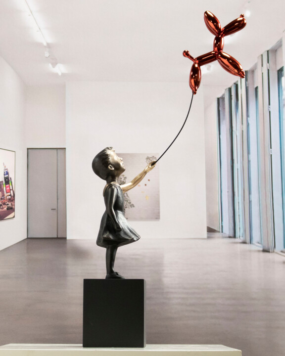 Skulptur mit dem Titel "Girl with balloon d…" von Miguel Guía, Original-Kunstwerk, Bronze