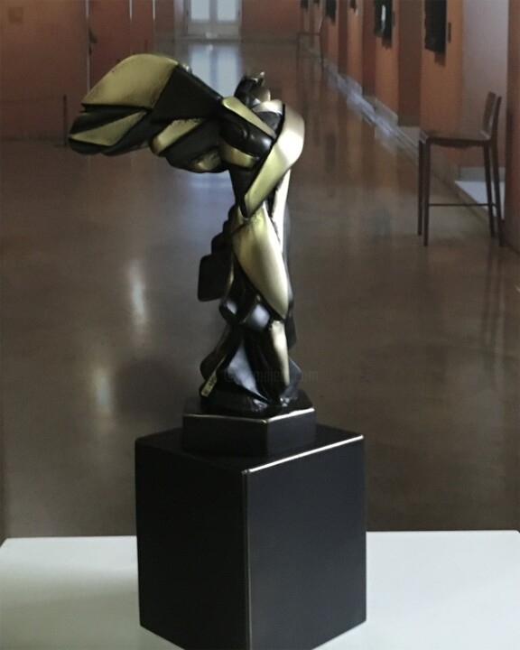 Sculpture intitulée "Harmonie of Samothr…" par Miguel Guía, Œuvre d'art originale, Bronze