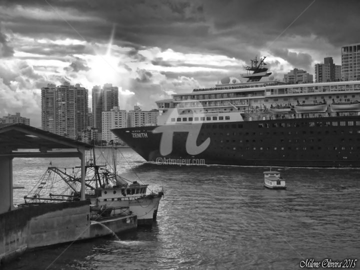 Fotografie mit dem Titel ""Zenith Ship"" von Milone Oliveira, Original-Kunstwerk