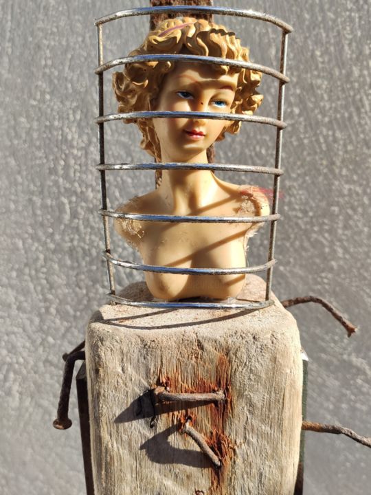 Скульптура под названием "Looking Back - Mixe…" - Miltiadis Artwork, Подлинное произведение искусства, Коллажи