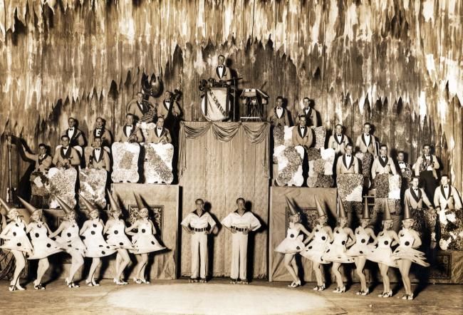 Fotografia intitulada ""Polka Dot Parade"" por Minassian, Obras de arte originais