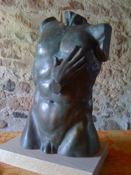 Sculpture intitulée "La main sur le coeu…" par Mirèo, Œuvre d'art originale, Autre