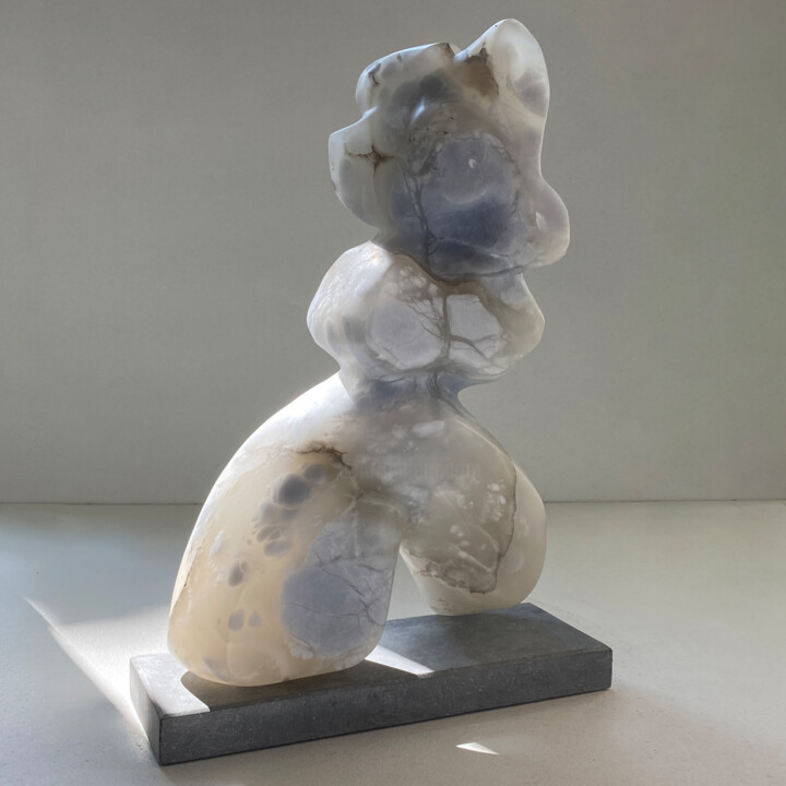 Skulptur mit dem Titel "Epic Nature" von Mirjam De Nijs, Original-Kunstwerk, Stein