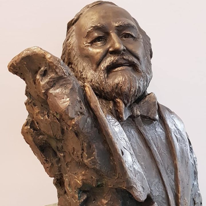 Scultura intitolato "Pavarotti" da Miroslav Mlkvik, Opera d'arte originale, Resina