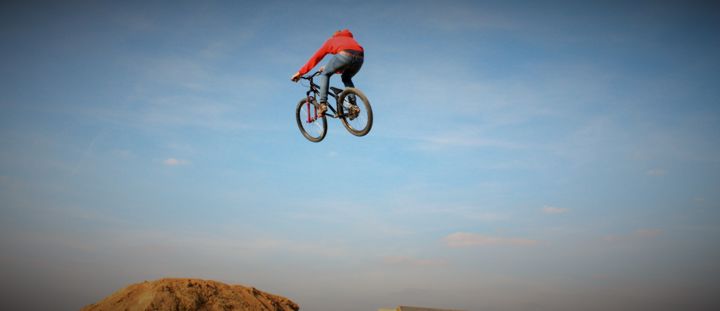 Fotografía titulada "Bike jumping" por Magico110, Obra de arte original, Fotografía digital