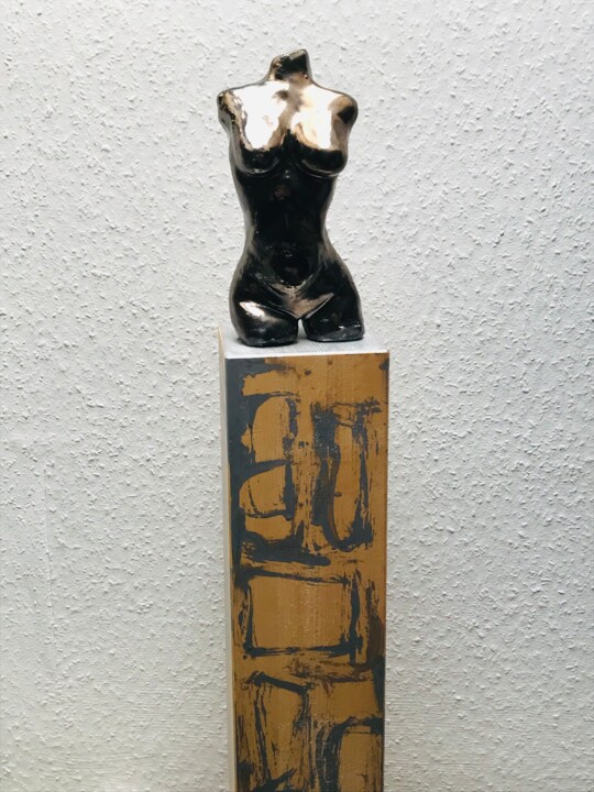 Sculpture titled "Urban Nacked" by Monica Elizabeth Roses, Original Artwork, Ceramics