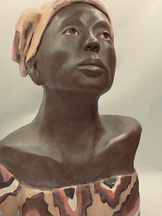 Skulptur mit dem Titel "Binta" von Monique Josié, Original-Kunstwerk, Ton