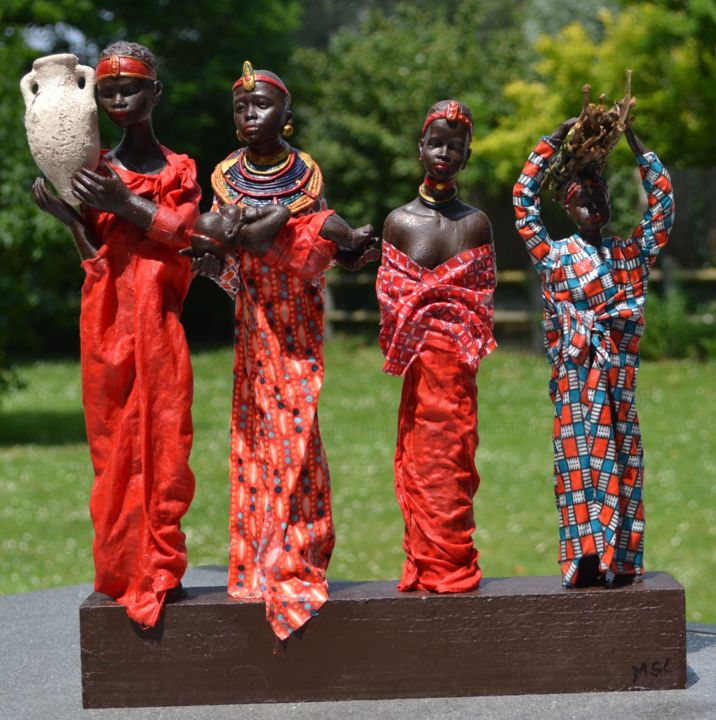 Escultura intitulada "Famille Massaï" por Monique Schoonenburg (MSC), Obras de arte originais, Papel machê