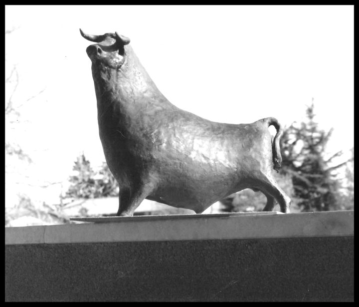 Scultura intitolato "toro in ceramica" da Luciano Morosi 1930 - 1994, Opera d'arte originale