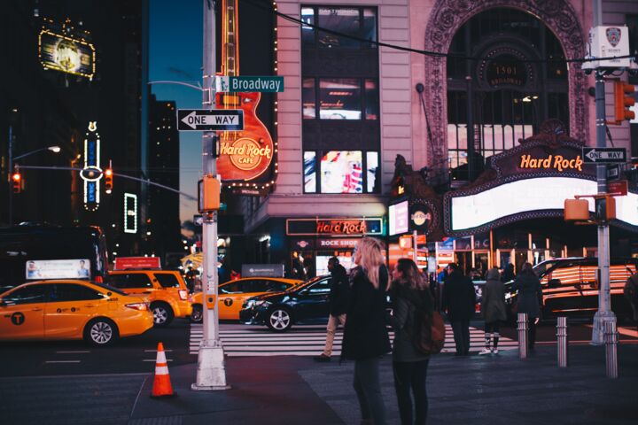 Photographie intitulée "NEW YORK AT NIGHT" par Moshe S Newhouse, Œuvre d'art originale, Travail numérique 2D