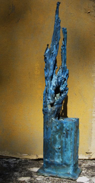 Sculpture titled "LE MAUSOLEE  BLEU" by Michel Moskovtchenko, Original Artwork, Metals