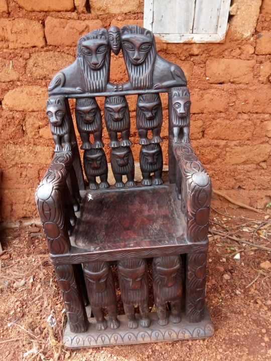 Sculptuur getiteld "Chaise oukou pour l…" door Iliassou Mouliom, Origineel Kunstwerk, Hout