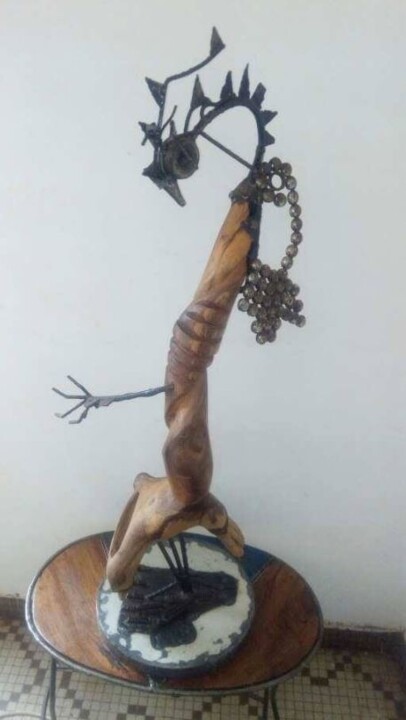 Escultura titulada "le-gratement-de-loi…" por Moussa Sawadogo, Obra de arte original