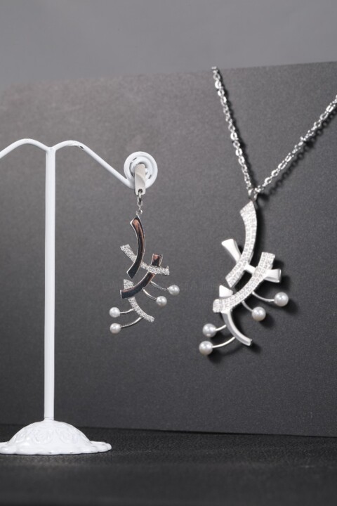 Design intitolato "Coral Necklace and…" da Musaab Baessa, Opera d'arte originale, Accessori