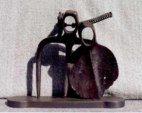 Скульптура под названием "Couple à l'oiseau" - Myriam Schmaus, Подлинное произведение искусства, Металлы