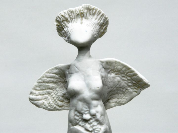 Skulptur mit dem Titel "ange en porcelaine" von Myriam Van Calster, Original-Kunstwerk, Keramik
