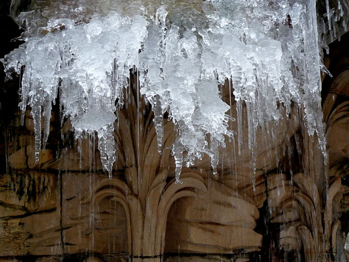 Photographie intitulée "glace : stalactites…" par Myriam Wetzstein, Œuvre d'art originale, Photographie non manipulée Monté…