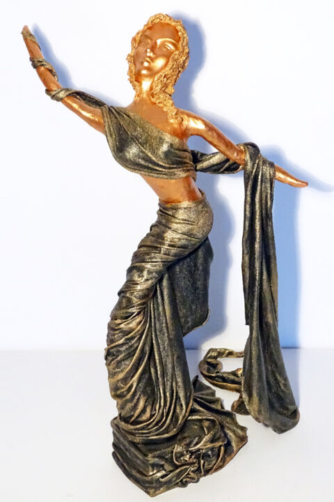 Skulptur mit dem Titel "Die Primadonna" von Myrthyra, Original-Kunstwerk, Stoff
