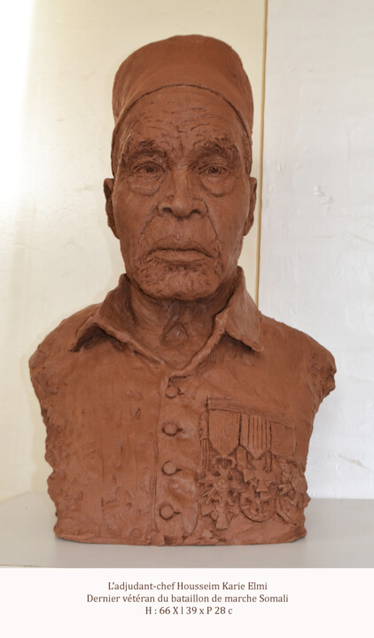 Skulptur mit dem Titel "Adjudant-chef Houss…" von Nacera Kaïnou, Original-Kunstwerk, Terra cotta