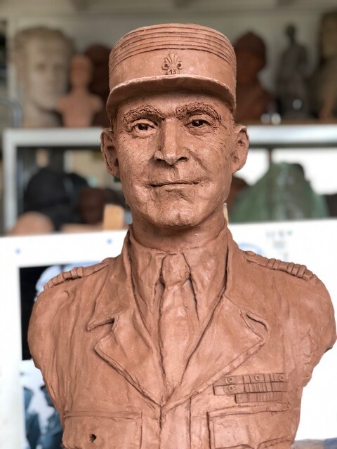 Sculptuur getiteld "Le lieutenant-colon…" door Nacera Kaïnou, Origineel Kunstwerk, Terra cotta