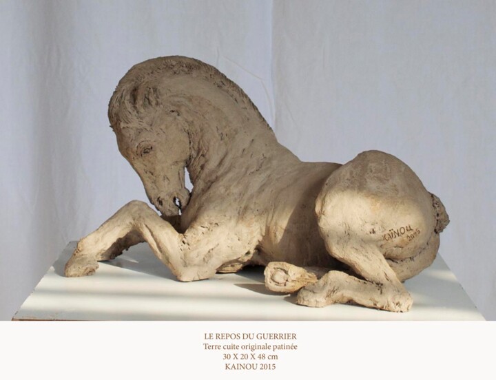 Sculpture intitulée "Le repos du guerrier" par Nacera Kaïnou, Œuvre d'art originale, Terre cuite