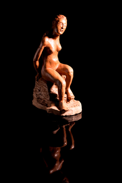 Sculpture titled "Nue sur un rocher" by Nadine Delachenal, Original Artwork, Clay