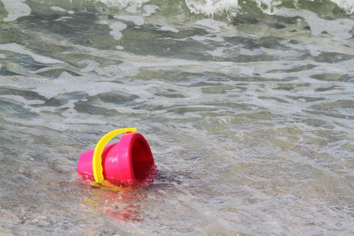 Photographie intitulée "Pink sandbucket in…" par Nadine Mitchell, Œuvre d'art originale