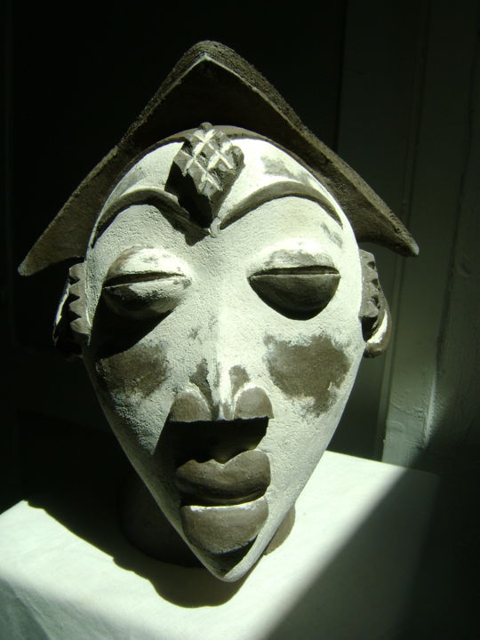 Sculpture titled "Masque sculpture Po…" by Nadine Trescartes (fildefériste), Original Artwork, Terra cotta