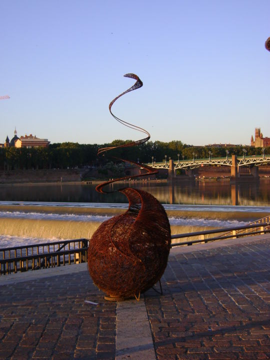 Sculpture intitulée ""la terre est une o…" par Nadine Trescartes (fildefériste), Œuvre d'art originale, Métaux