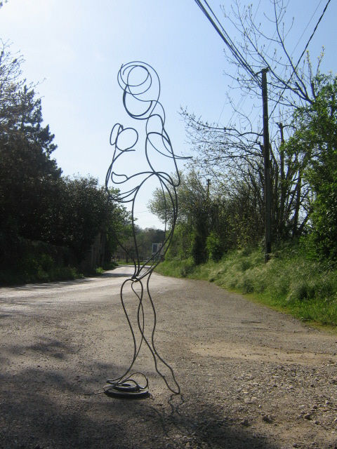 「maternité 2」というタイトルの彫刻 Nadine Trescartes (fildefériste)によって, オリジナルのアートワーク, 金属