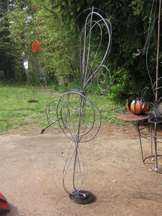 Sculpture titled ""Clef à battre les…" by Nadine Trescartes (fildefériste), Original Artwork, Metals