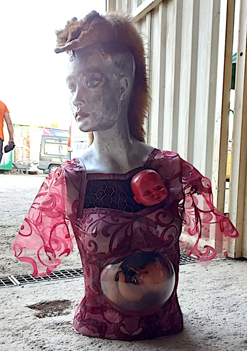 「La mère en furie」というタイトルの彫刻 Nancy Cardinalによって, オリジナルのアートワーク, プラスチック