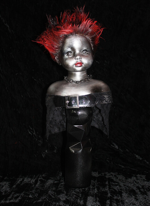 Sculpture titled "Punk embouteillée" by Nancy Cardinal, Original Artwork, Plastic