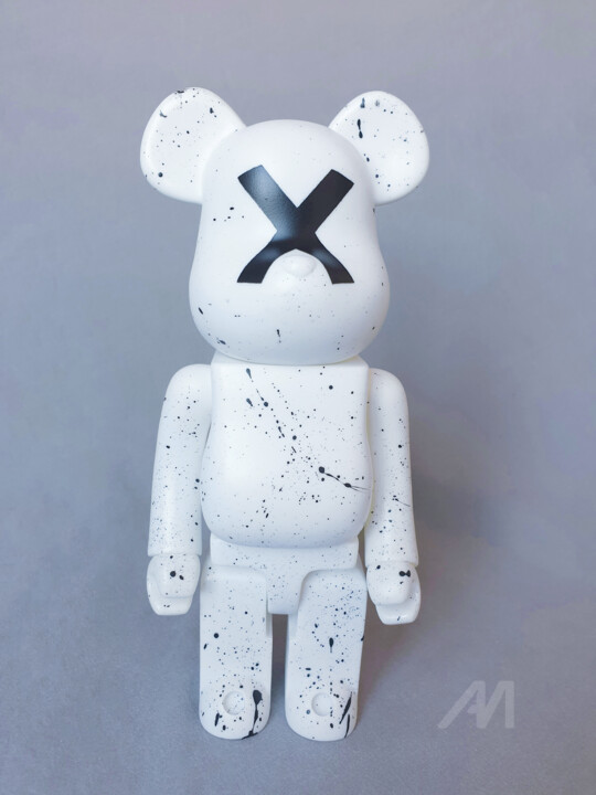 Sculpture titled "Eks Bear 400 white" by Na$H, Original Art, Acrylic