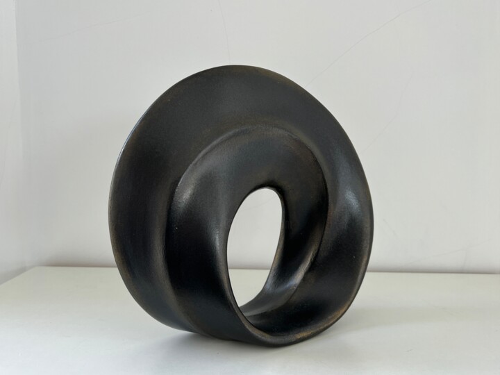 Sculptuur getiteld "Cycle (bronze)" door Natalia Valter, Origineel Kunstwerk, Steen