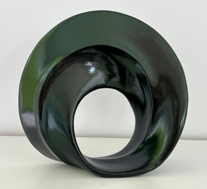 Skulptur mit dem Titel "Cycle (green chamel…" von Natalia Valter, Original-Kunstwerk, Stein