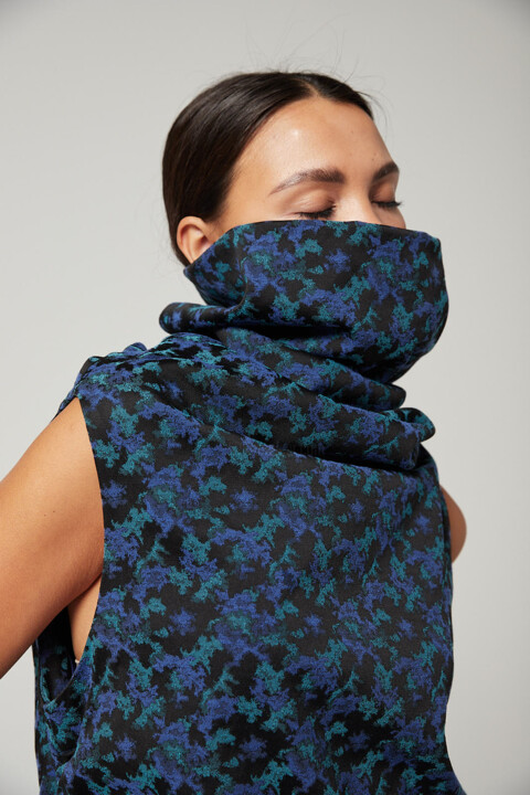 Art textile intitulée "BLUE ASYMMETRICAL D…" par Nataliya Gross, Œuvre d'art originale, Tissu