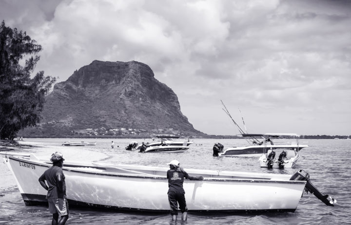 Photographie intitulée "missingfisherman.jpg" par Jude Hardouin, Œuvre d'art originale