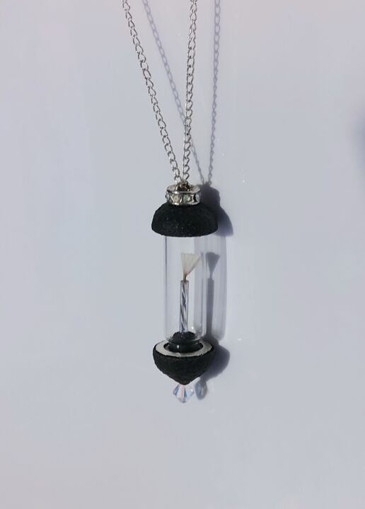 Design mit dem Titel "Pendentif capsule" von Nathalie Berthier, Original-Kunstwerk, Schmuck