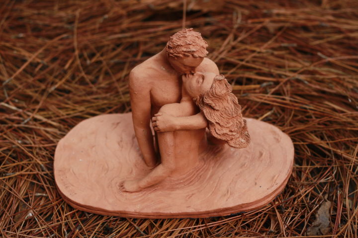 Escultura intitulada "Um beijo" por Natalia Zinola - Art, Obras de arte originais, Cerâmica