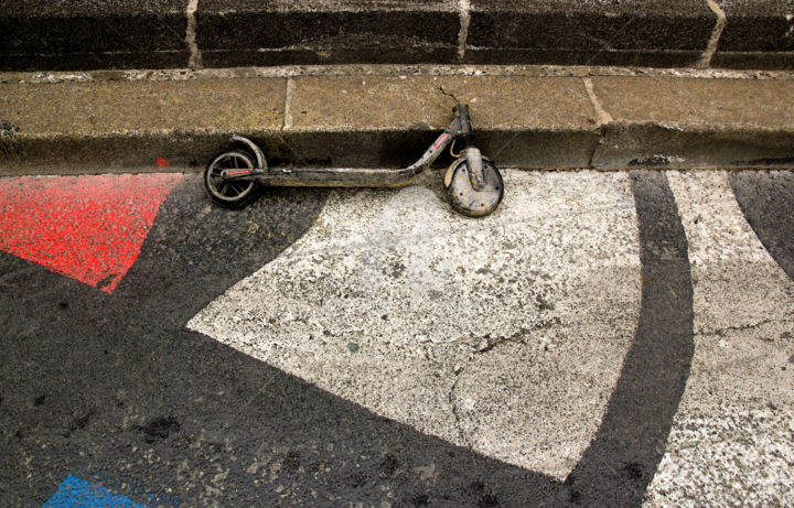 Photographie intitulée "Scooter carbonisé e…" par Véronique Lestoquoy (neko92vl), Œuvre d'art originale, Photographie numéri…