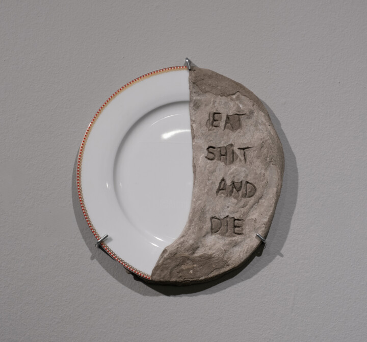 Скульптура под названием "Eat shit and Die" - Sasha Nesterkina, Подлинное произведение искусства, цемент