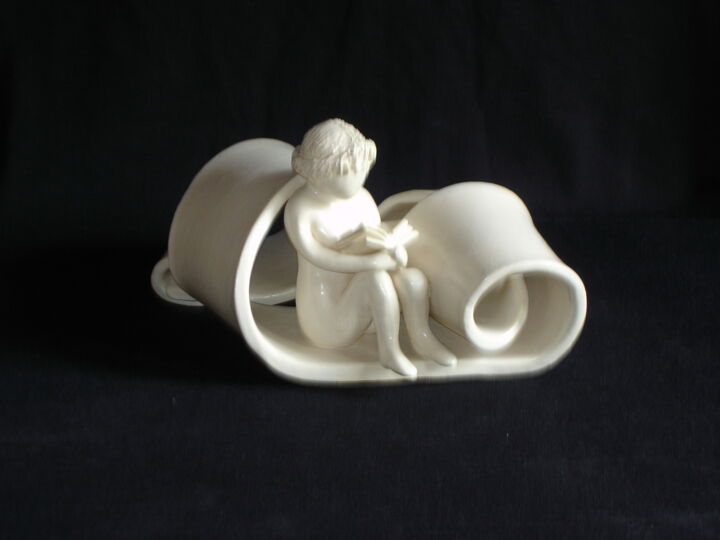 Sculpture titled "Secret enrubanné" by Nicole Lemieux, Original Artwork, Terra cotta