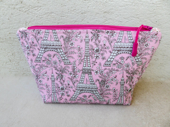 Design intitulée "Trousse Tour Eiffel" par Un Monde Nomade, Œuvre d'art originale, Accessoires