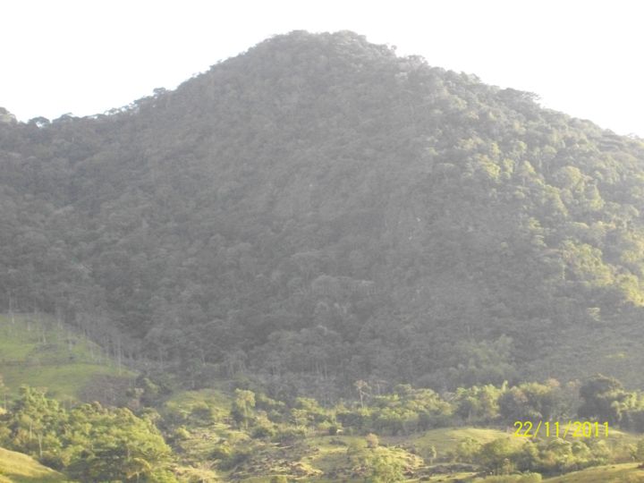 Fotografia intitulada "Montanhas verdejant…" por Nilzethe Azevedo, Obras de arte originais