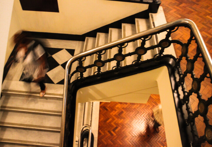 Fotografía titulada "escada abaixo." por Nino Rocha Fotografia, Obra de arte original, Fotografía digital