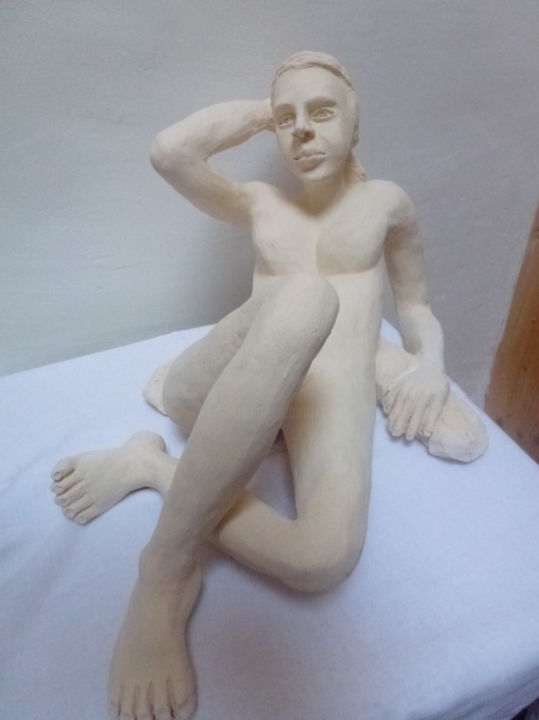 Escultura intitulada "Jeune fille nue all…" por Chrysanthou, Obras de arte originais, Argila