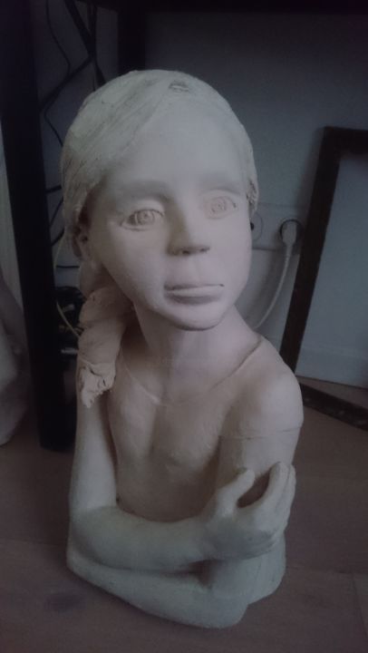 Sculptuur getiteld "Buste de jeune fill…" door Chrysanthou, Origineel Kunstwerk, Klei