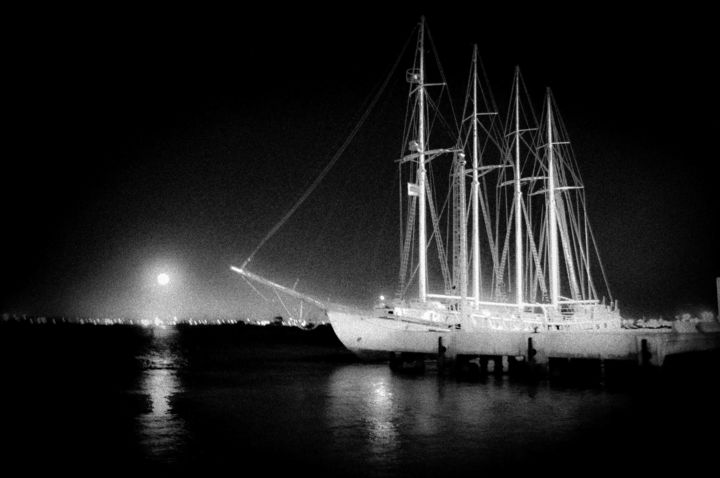 Fotografie mit dem Titel "night sailboat" von Walkingsea, Original-Kunstwerk