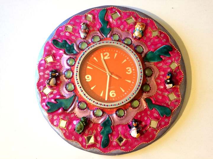 Design intitulée "horloge kitch rose…" par Odile Maffone, Œuvre d'art originale, Accessoires